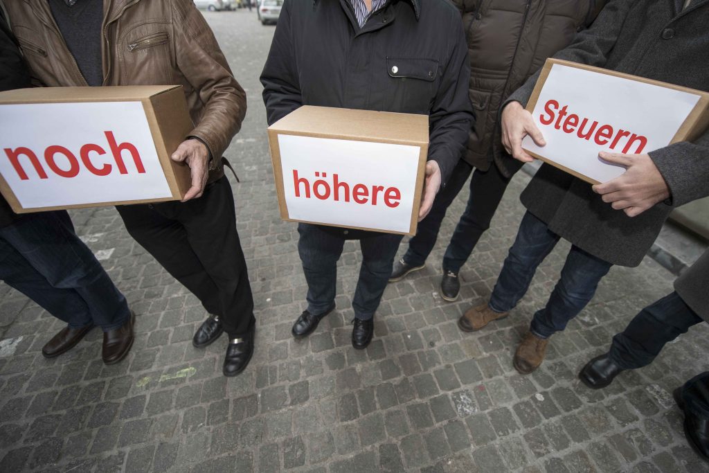 Consegna di firme contro nuove imposte da parte di simpatizzanti UDC a Lucerna (Keystone)