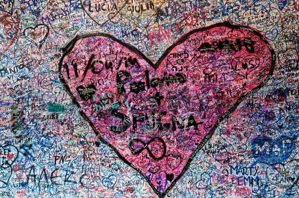 Scritte di natura amorosa sul muro della casa di Giulietta a Verona (Keystone)