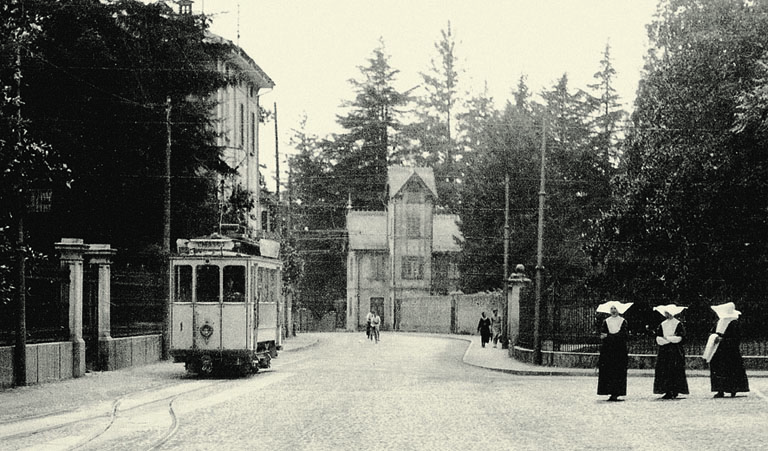 Il tram a Mendrisio: la linea portava a Riva San Vitale. Fotografia tratta da «Curiosando nel passato del Sottoceneri» di D. Luraschi (Fontana Ed., 2006)