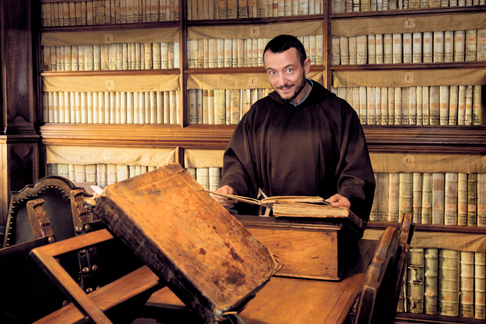 Fra Michele nella biblioteca del convento (Stefano Spinelli)