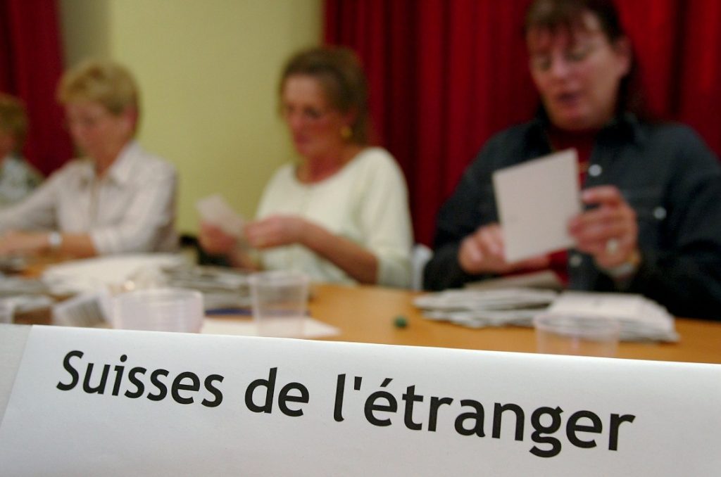 I voti degli svizzeri all’estero vengono vagliati in un seggio speciale: in futuro si prevede l’uso del voto elettronico via web (Keystone)