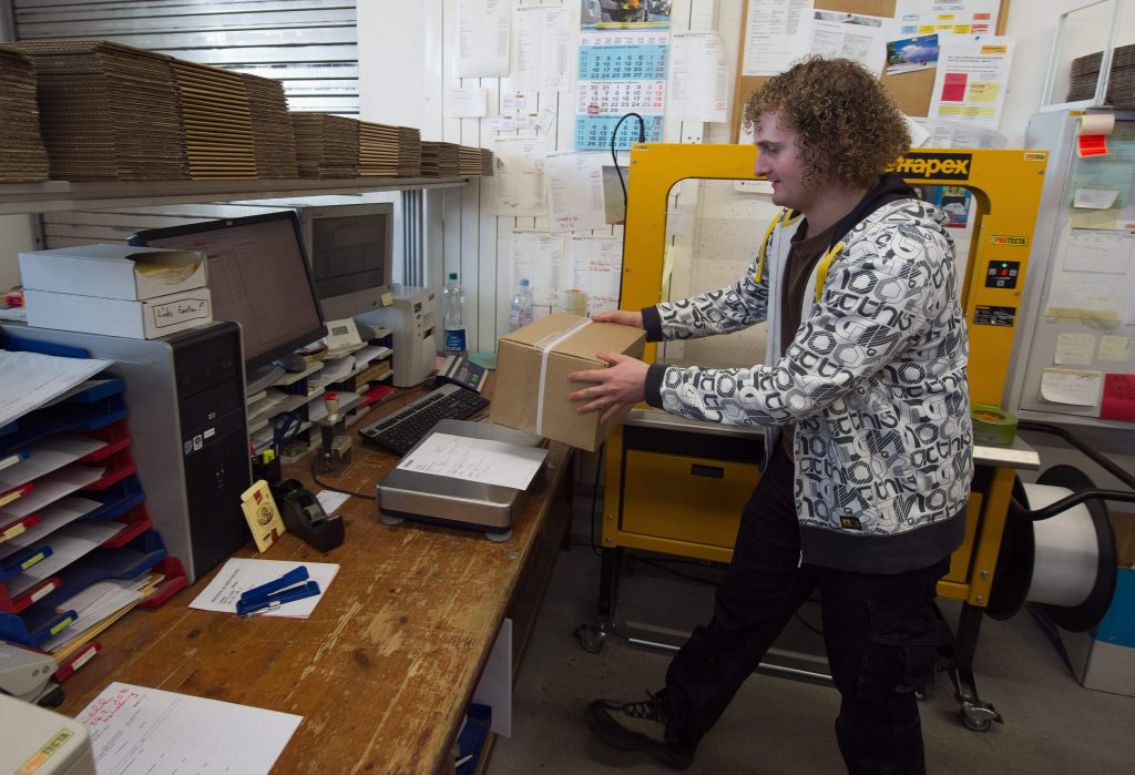 Nell’assicurazione invalidità oggi l’accento viene posto sul reinserimento professionale anziché sulle rendite (Keystone)