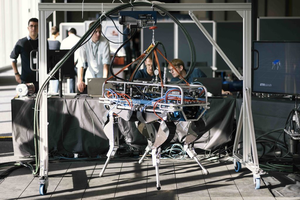 Studenti ammirano un robot agli Swiss Robotics Industry Days 2016 (Keystone)
