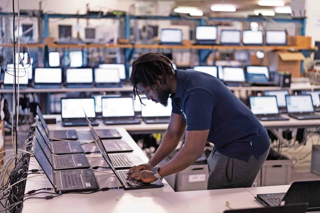 Il settore informatico in Svizzera ha avuto una crescita molto forte che ha esaurito il potenziale di mano d’opera nazionale (Keystone)