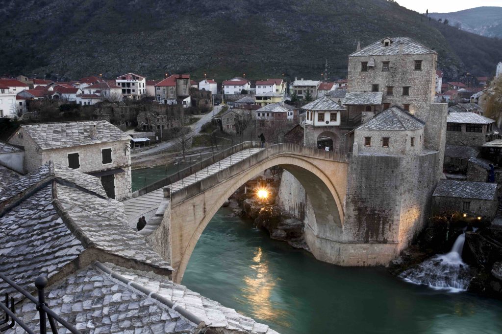 Il ponte vecchio di Mostar ricostruito nel 2004 (Keystone)