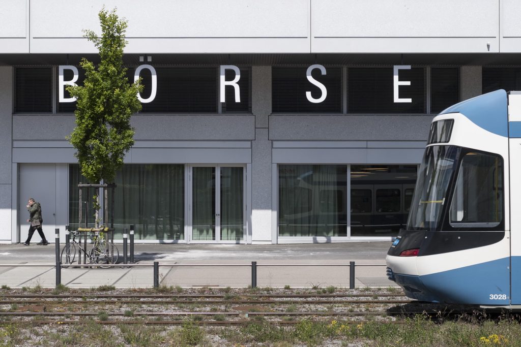 Oltre a mettere da parte denaro sul conto di risparmio si dovrebbe investire in borsa (Keystone)