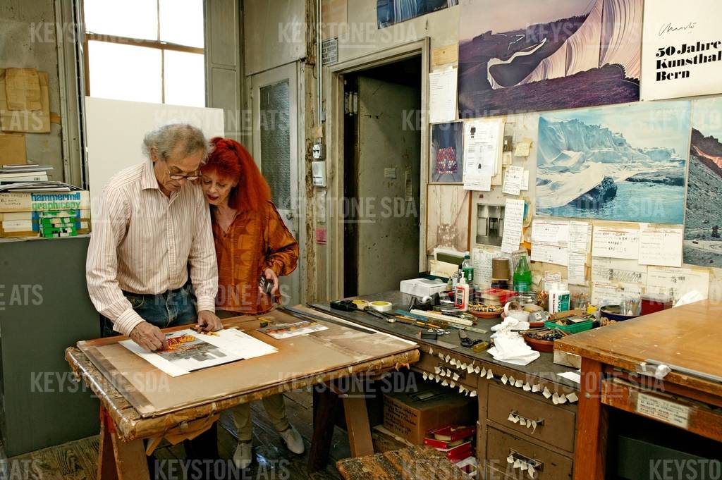 Christo e Jeanne-Claude mentre lavorano su The Gates, progetto per Central Park, New York City 2004 (Keystone)