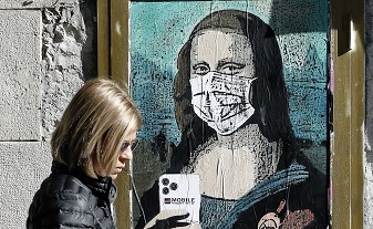 Lo street artist Tvboy ha colpito ancora, questa volta a Barcellona (Keystone)