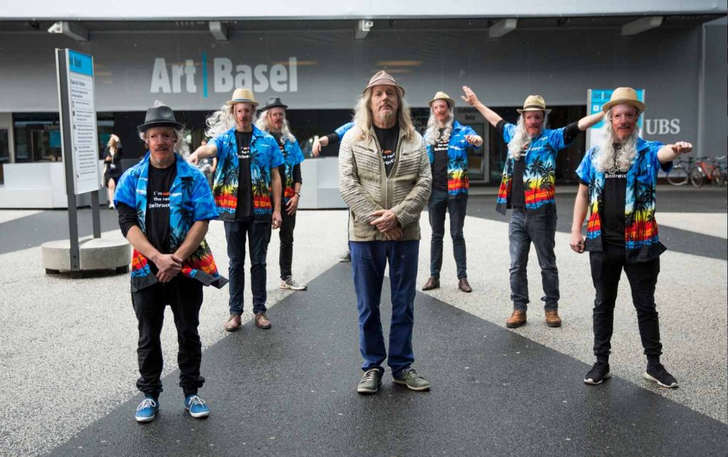 Il falsario Wolfgang Beltracchi insieme ad alcuni sosia mascherati durante la performance Not Real Beltracchis, realizzata ad Art Basel nel 2016 (Keystone)