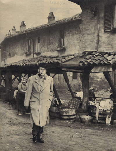 Simenon a Milano nel 1957 presso il vicolo dei Lavandai in Porta Ticinese (wikipedia)
