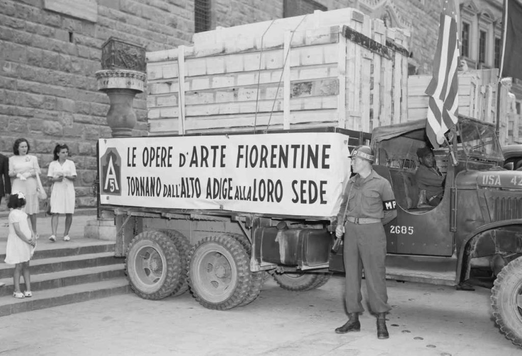 1945: un soldato americano fa la guardia a opere sottratte all’Italia dai nazisti e pronte a essere restituite grazie a un programma dell’esercito americano (Keystone)