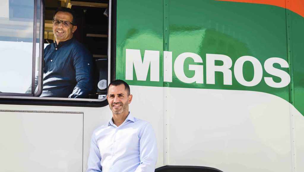 Il responsabile dei servizi logistici e del garage Andrea Skory con Dario Tondi, responsabile Sales Promotions & Sponsoring di Migros Ticino (Oleg Magni)