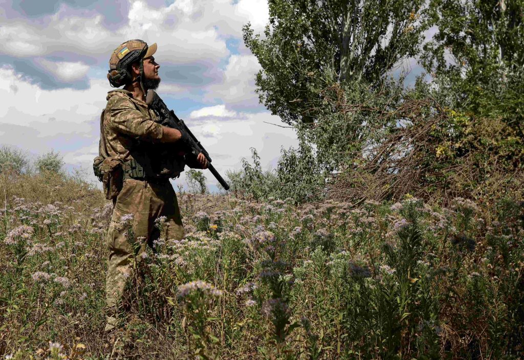 Soldato ucraino nei pressi di Donetsk (Keystone)