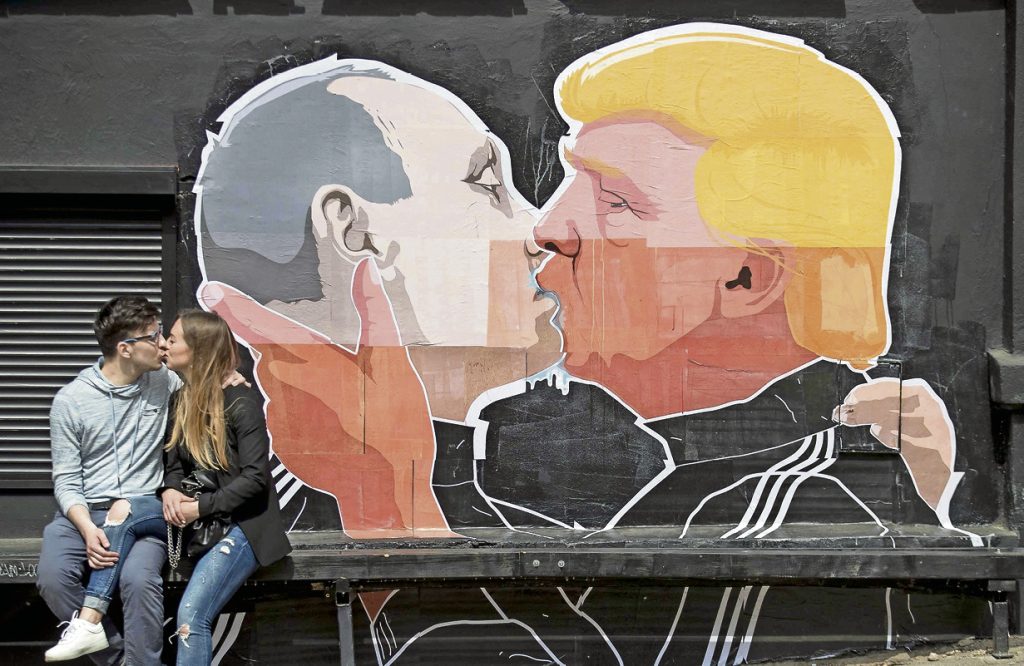 Un graffito a Vilnius, Lituania, ispirato al famoso bacio tra il leader dell’Urss Breznev e il presidente della Germania dell’Est Honecker (Keystone)