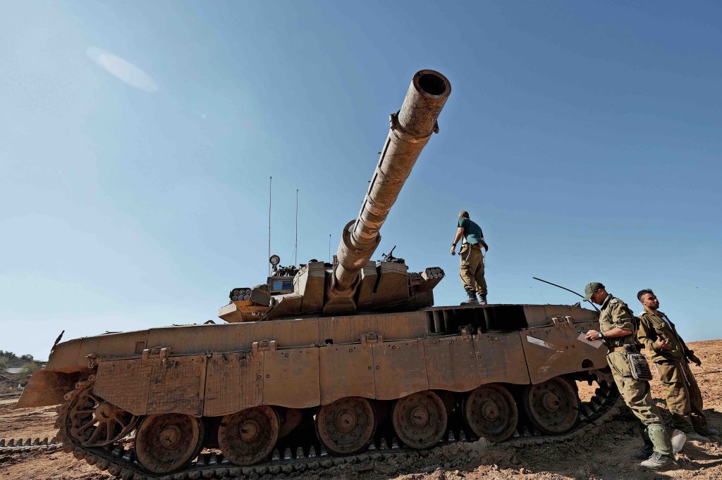 Soldati israeliani si apprestano a lasciare la Striscia di Gaza (Keystone)