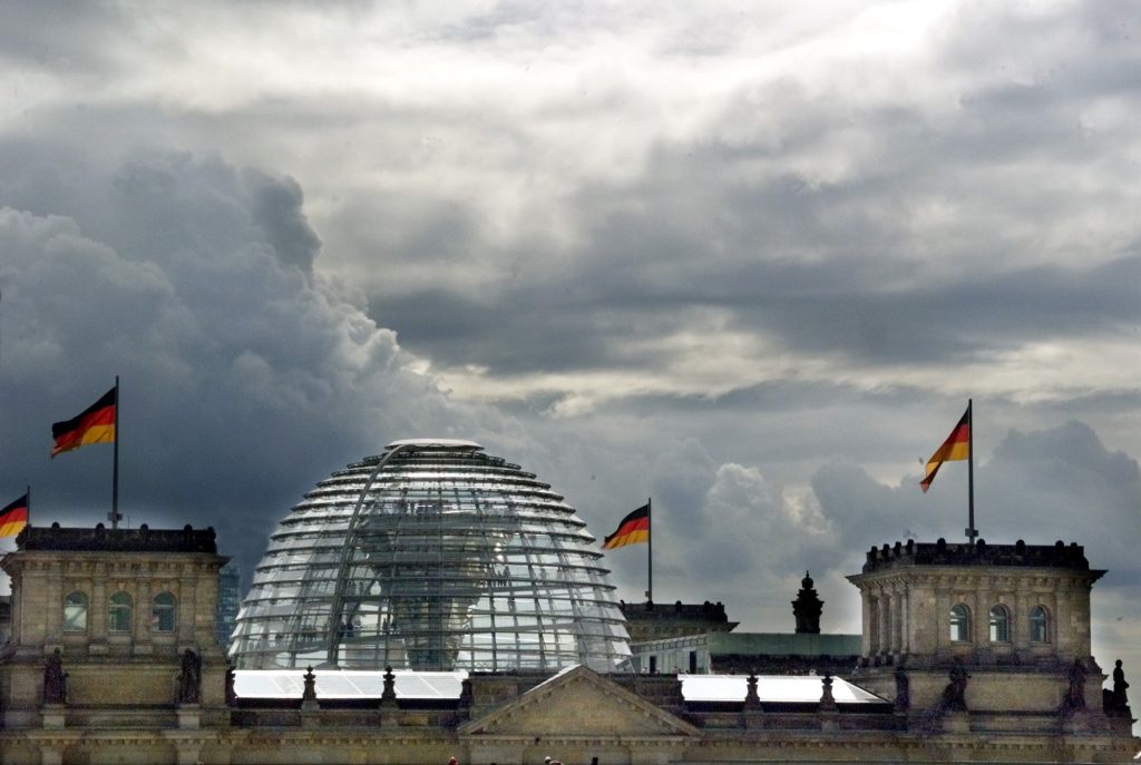 Nuvole scure sul Reichstag, sede del Parlamento tedesco (Keystone)