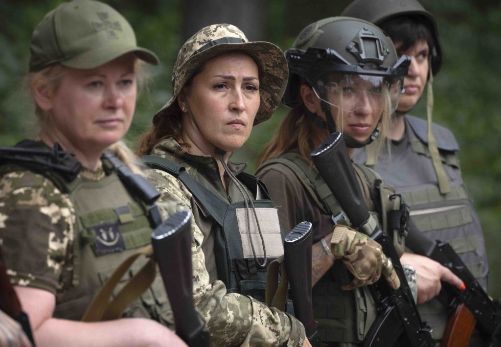 Volontarie del gruppo di difesa aerea nella regione di Bucha, nei pressi di Kiev (Keystone)