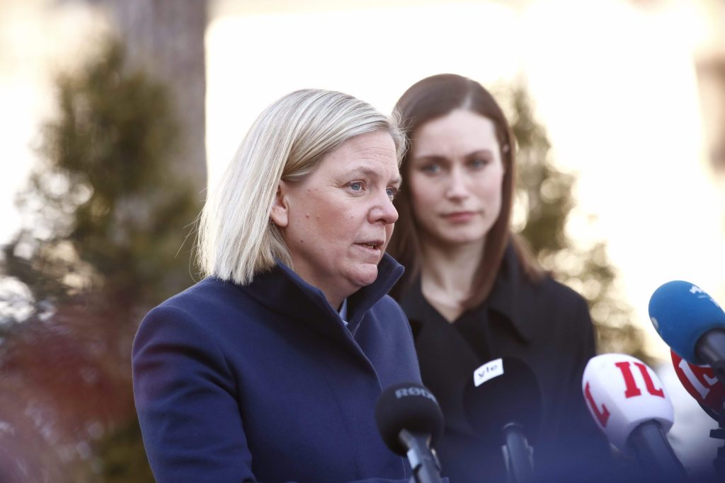 Magdalena Andersson (a destra) e Sanna Marin, premier rispettivamente di Svezia e Finlandia (Shutterstock)