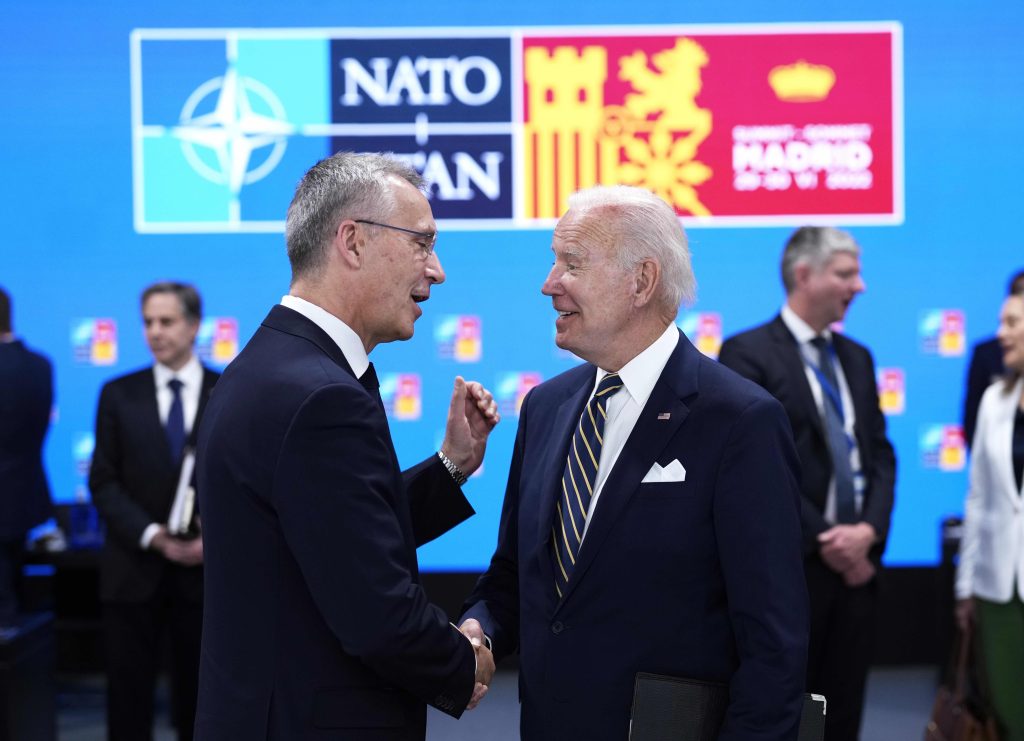 Il segretario generale della Nato Jens Stoltenberg, a sinistra, parla con Joe Biden durante il recente vertice di Madrid (Keystone)