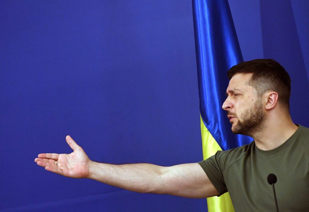 Kiev ha sempre meno uomini da mandare al fronte e dipende totalmente da USA e alleati. Nella foto: Zelensky (Keystone)
