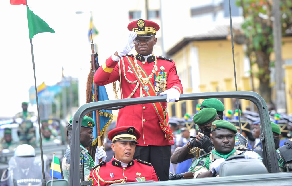 In piedi il generale Nguema che ha guidato il colpo di Stato del 30 agosto in Gabon. L’ultimo golpe riuscito nella ormai ex Africa francese (Keystone)