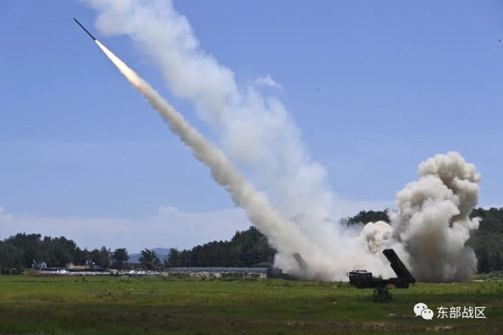 Grandi manovre militari di Pechino nello Stretto di Taiwan, giovedì scorso (AFP)