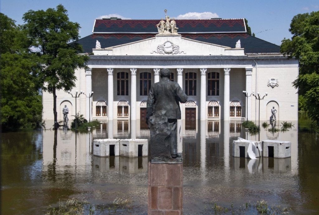 Una piazza di Nova Kakhovka allagata (Keystone)