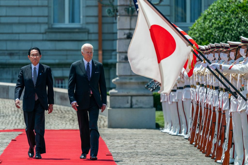 Joe Biden, a destra, e il primo ministro giapponese Kishida Fumio (Shutterstock)