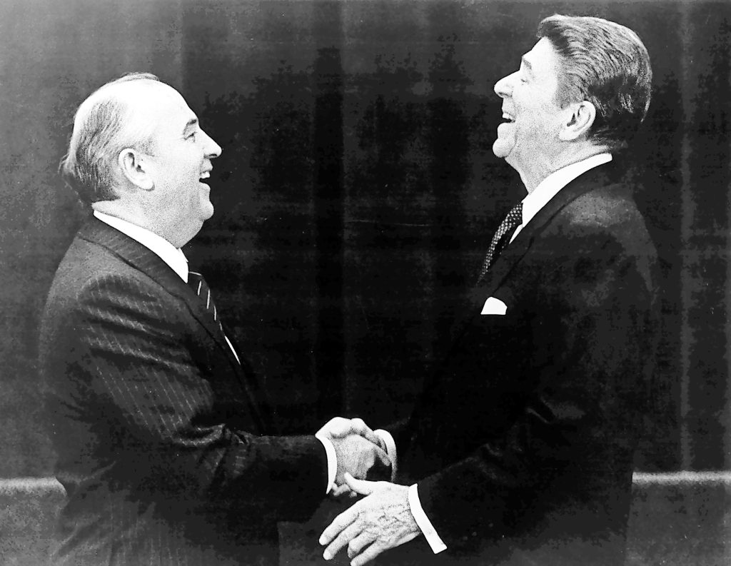 Dall’altra parte della barricata della guerra fredda c’era Ronald Reagan, a destra, il quale era convinto che il comunismo sovietico fosse ormai giunto alla sua conclusione (Keystone)