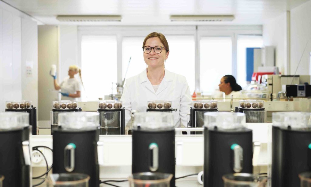 La scienziata alimentare Caroline Siefarth mentre degusta un caffè