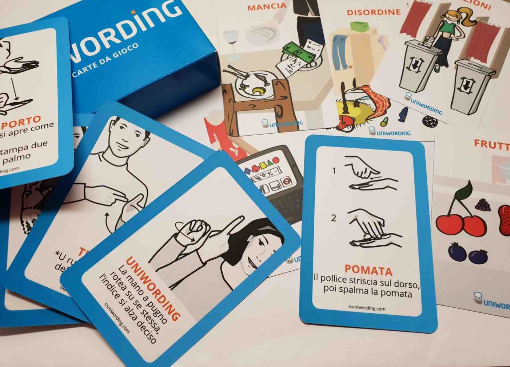 Una serie di carte facilita l'apprendimento di questa lingua segnica