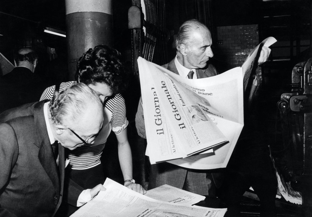 25 giugno 1974, Indro Montanelli sfoglia la prima edizione de «il Giornale» (Keystone)