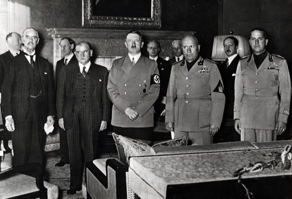 Da sinistra: Neville Chamberlain, Édouard Daladier, Adolf Hitler e Benito Mussolini nel settembre 1938 (Shutterstock)