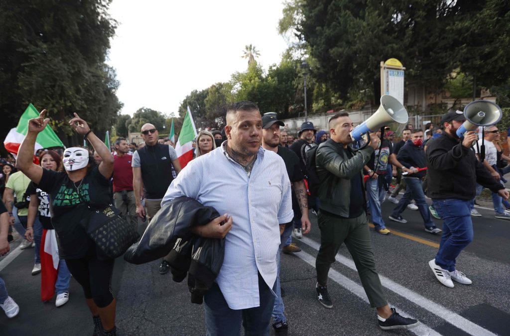 Proteste contro il green pass il 9 ottobre scorso a Roma. In primo piano Giuliano Castellino, leader di Forza nuova, cammina in direzione della sede della Cgil con altri militanti (Shutterstock)