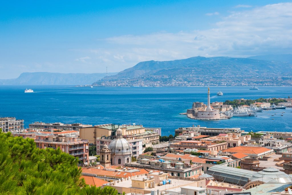 Lo Stretto di Messina visto dalla Sicilia (Shutterstock)