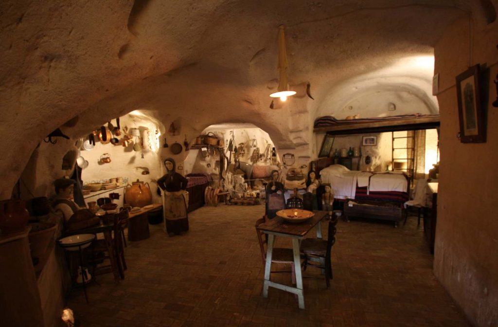Gli interni di una casa-grotta (Tommaso Stiano)