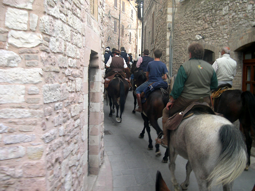Cavalieri tra i vicoli di Assisi