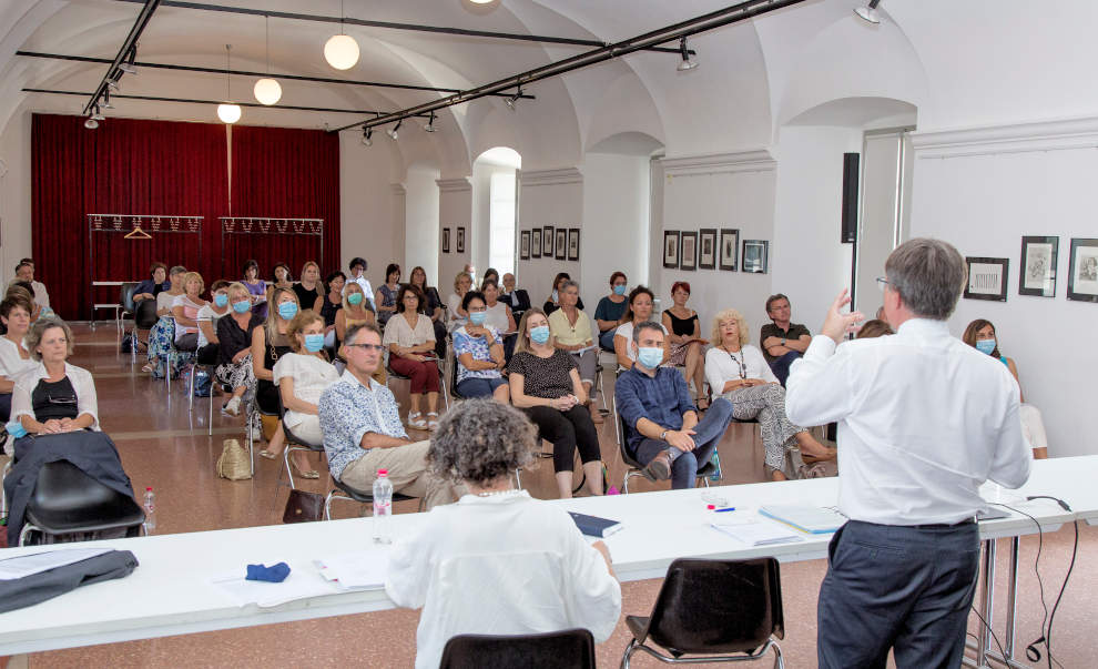 Un momento dei lavori, che si sono tenuti nella Sala grande dell’Ex Convento di Monte Carasso (Stefano Spinelli)