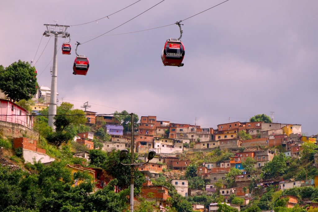 Cabinovia che dal Parque central porta a uno dei ranchos popolosi che dominano Caracas dall’alto, costruita durante il governo Chávez