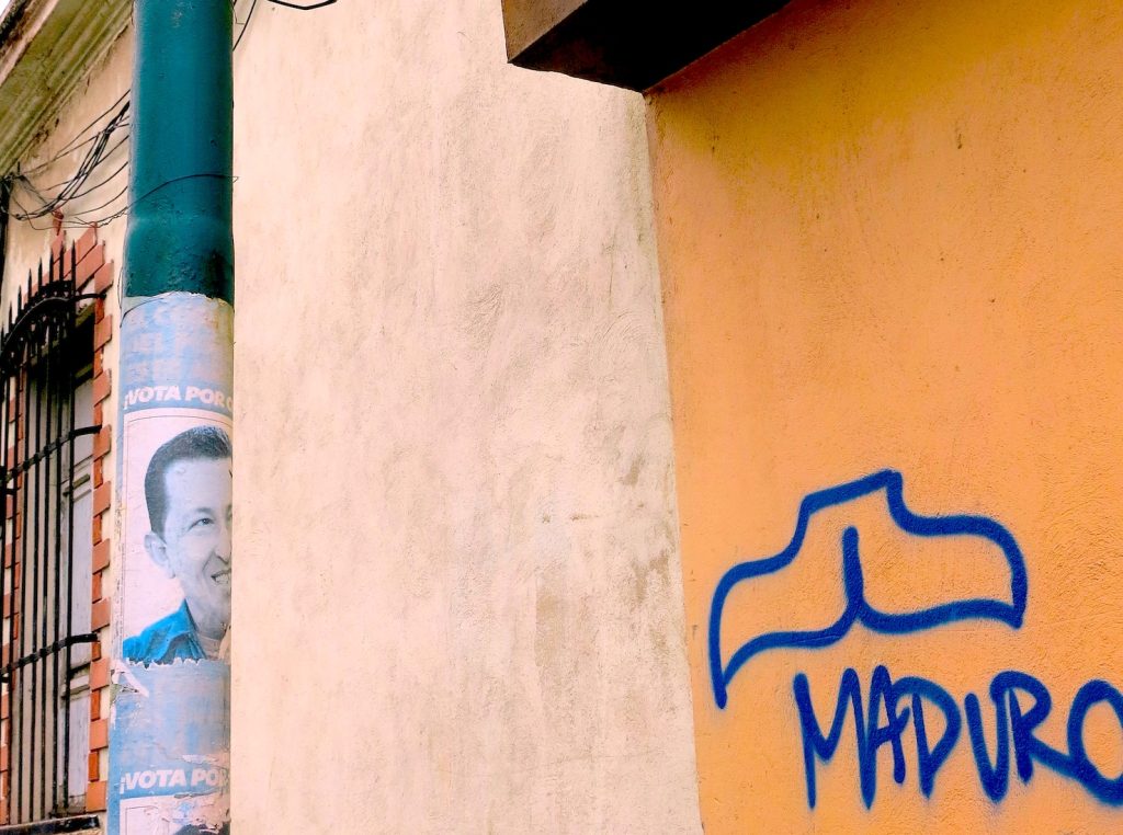 Caracas ovest. Le foto del defunto presidente Chàvez campeggiano ancora ovunque nel materiale di propaganda politica governativa