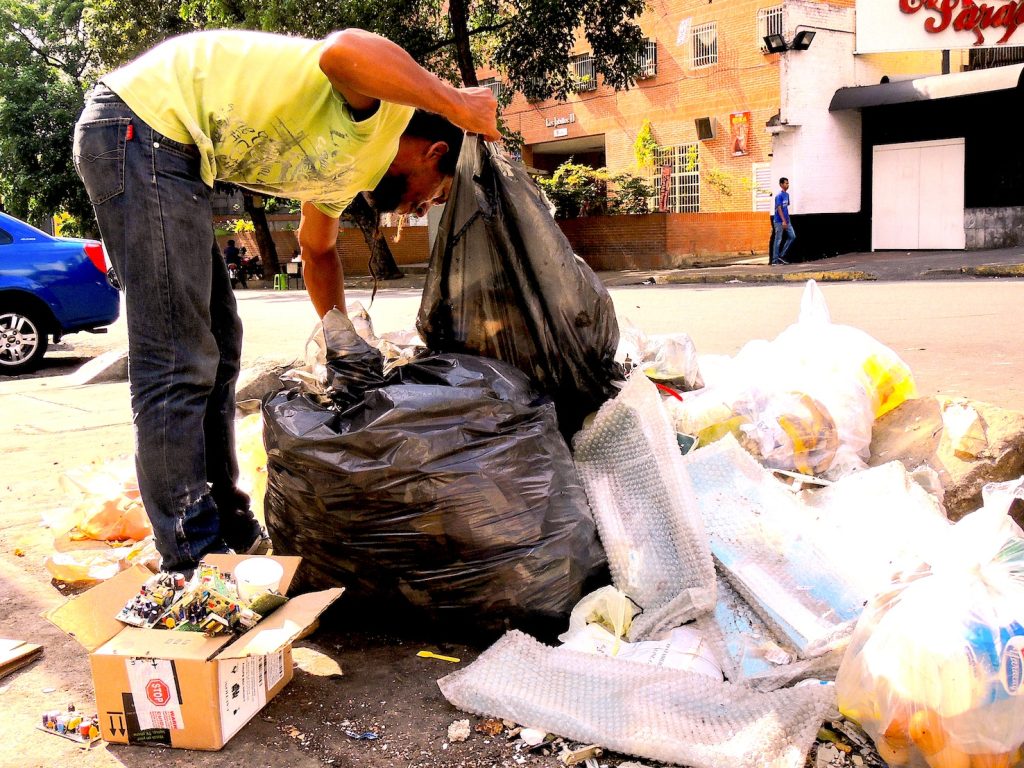 Cercando nelle spazzatura fra le strade di Caracas