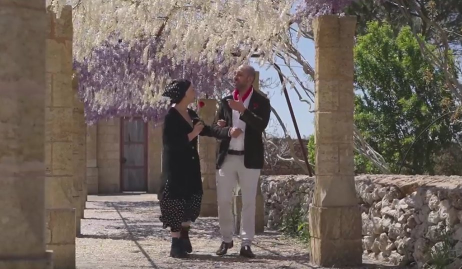 Helen Mirren e Checco Zalone ne «La Vacinada» (You Tube)