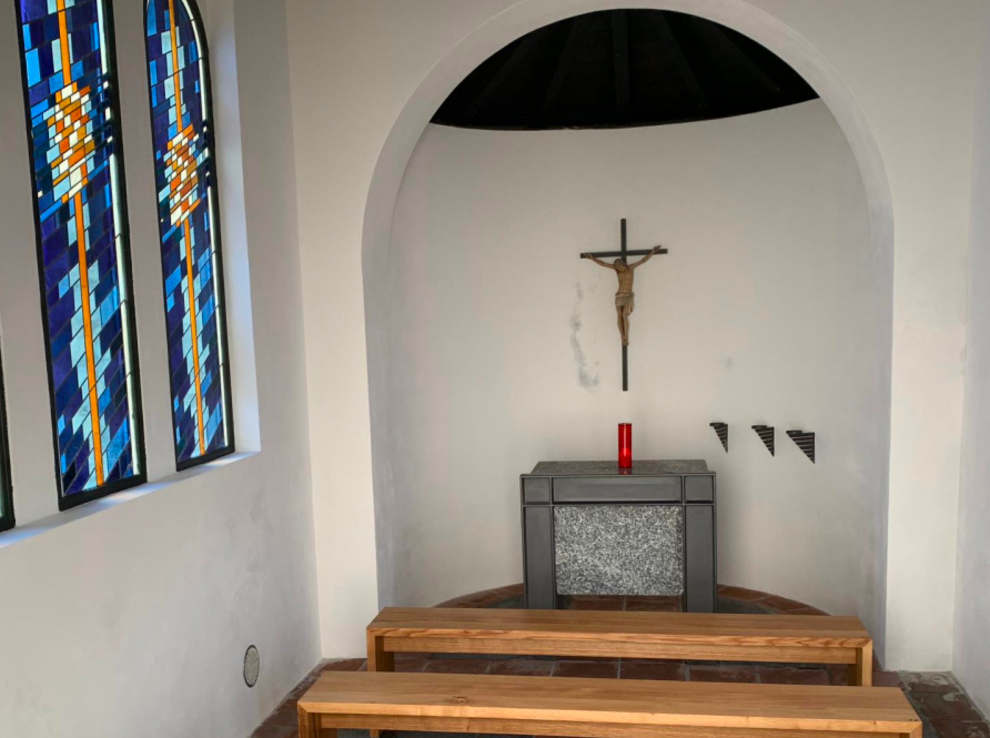 L'interno con le vetrate di Frate Roberto del Bigorio