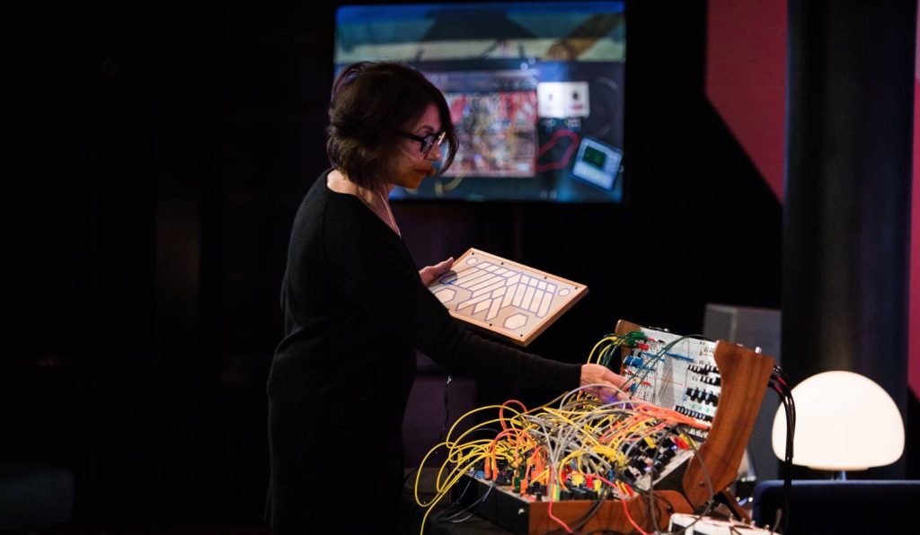Suzanne Ciani e il suo Buchla (Dan Wilton)