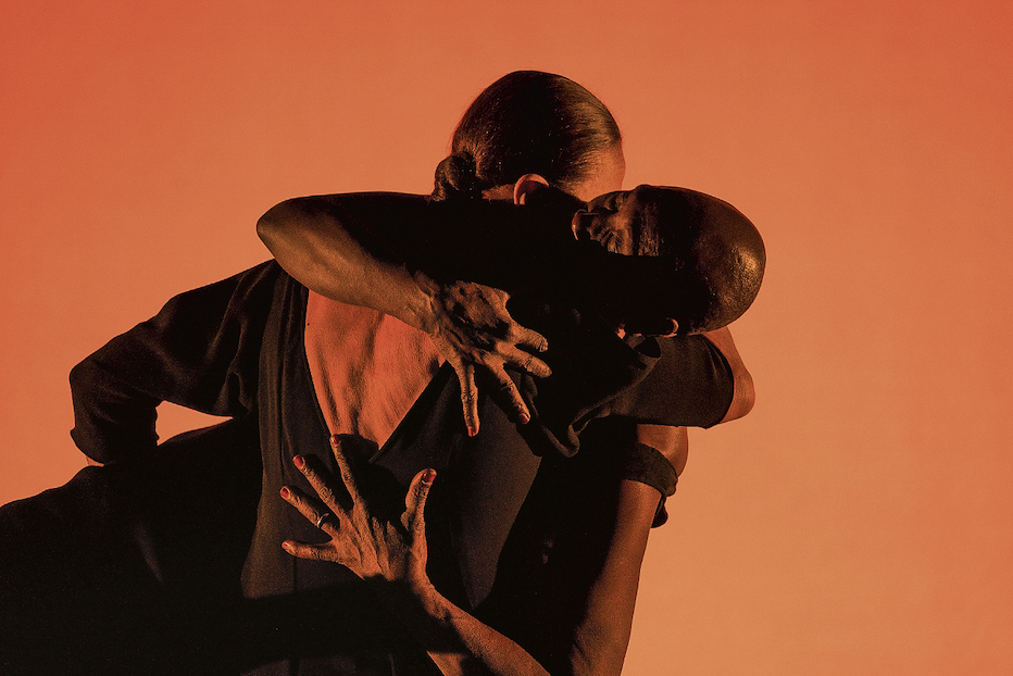 Germaine Acogny e Malou Airaudo strette in un poetico abbraccio (Maarten-Vanden-Abeele)