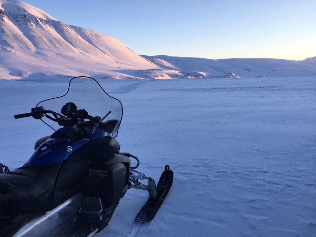 Appena fuori da Longyearbyen si apre il deserto artico, da esplorare in inverno in sella a una motoslitta (Ottavio Giannella)