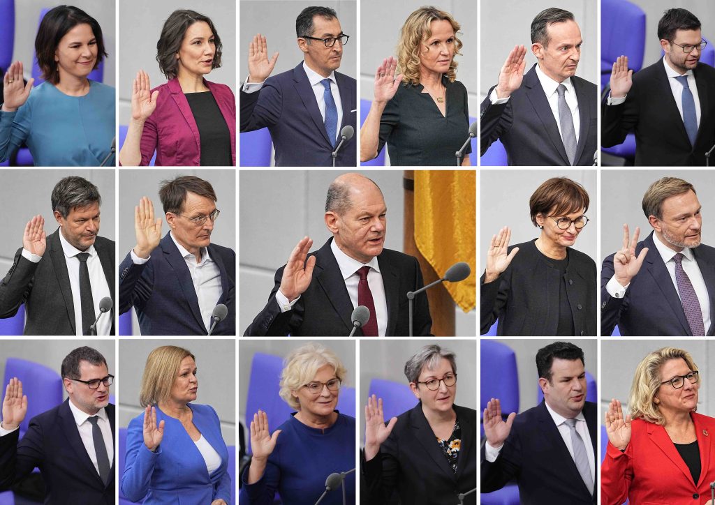 I sedici ministri del nuovo governo tedesco (Keystone)