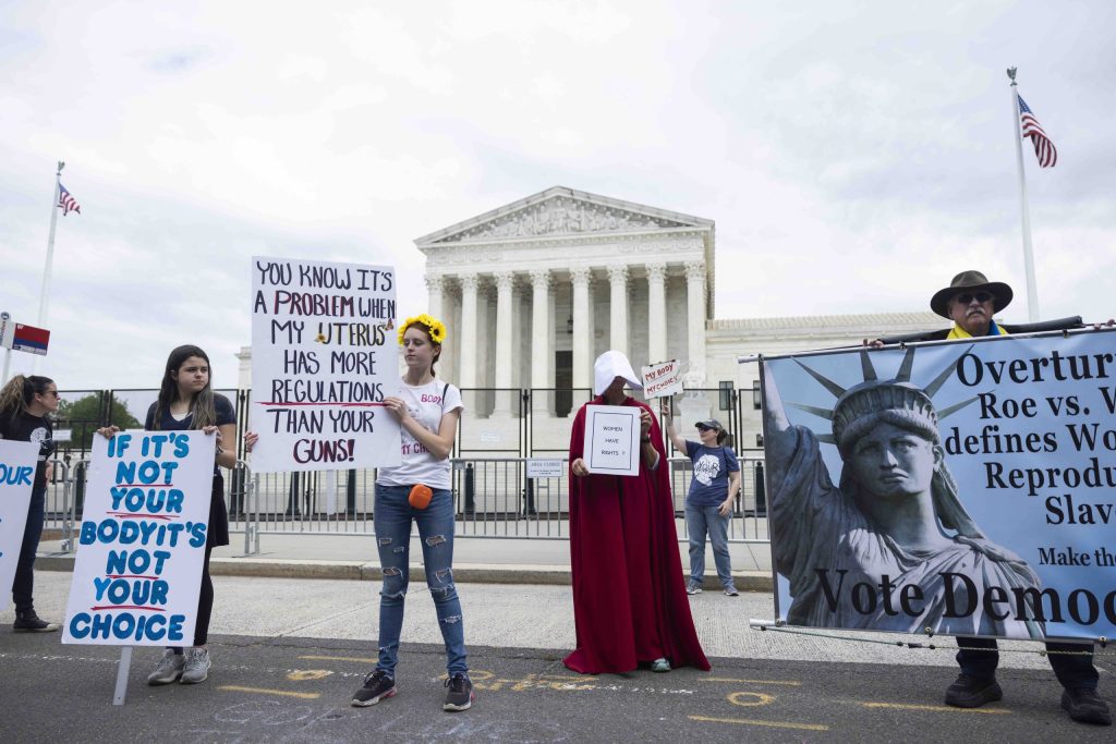 Proteste davanti al Palazzo della Corte suprema a Washington (Keystone)