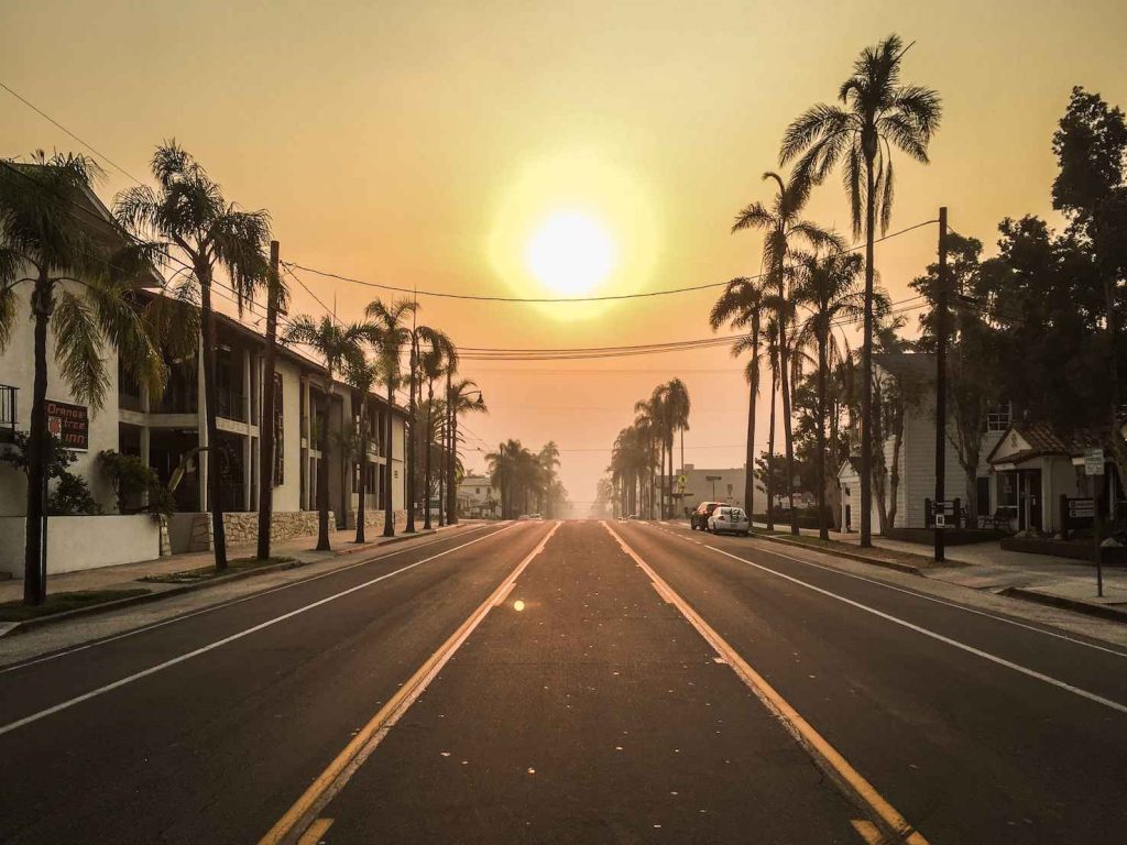 La mattina dopo gli incendi, a Santa Barbara la cenere ricopre le strade e il sole è ancora velato dal fumo (Sara Pellicoro)