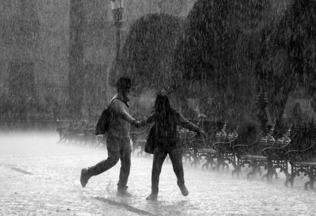 Nella storia ricostruita da Corbin, la piaggia è spesso testimone di occasioni d’intimità